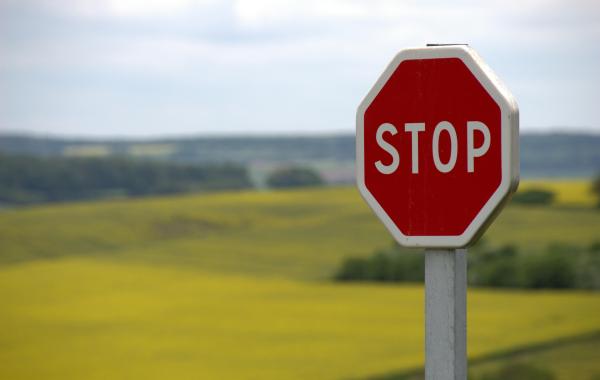photo representant un panneau Stop de Pexels Pixabay