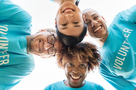 Quatre personne sont réunies par leurs têtes qui se touchent au centre