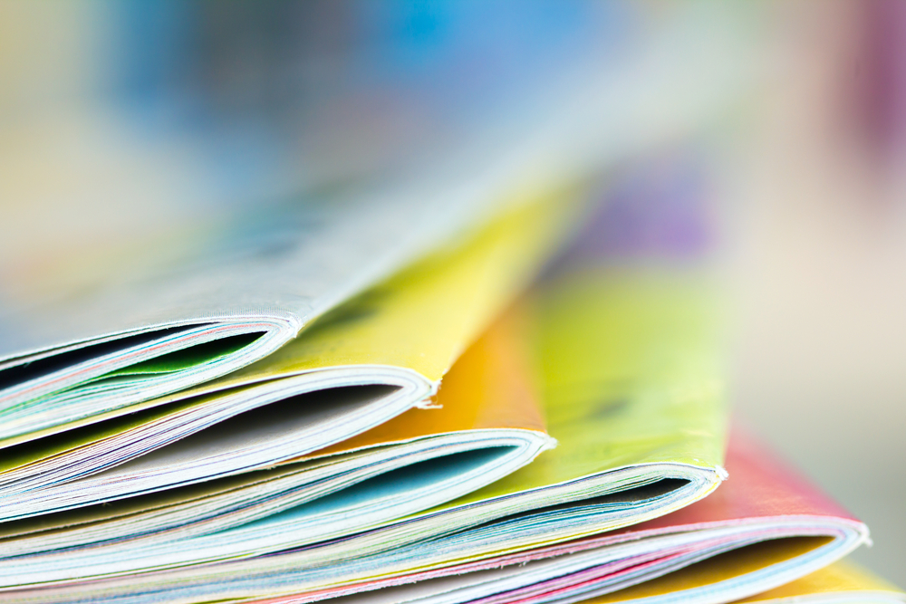 Publications autisme Une pile de cahiers de différentes couleurs pastelles de profil