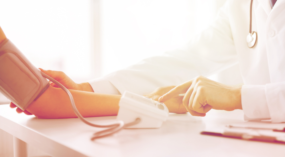 Santé autisme Plan sur la prise de tension d'un médecin sur le bras d'un enfant