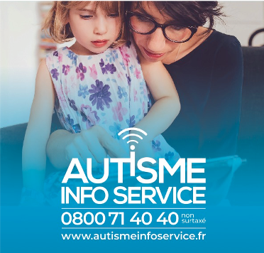 photo d'une maman avec sa fille sur les genoux, le logo autisme info service est apposé sur la photo