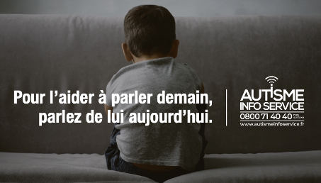 visuel d'un enfant de dos avec le logo d'Autisme Info Service