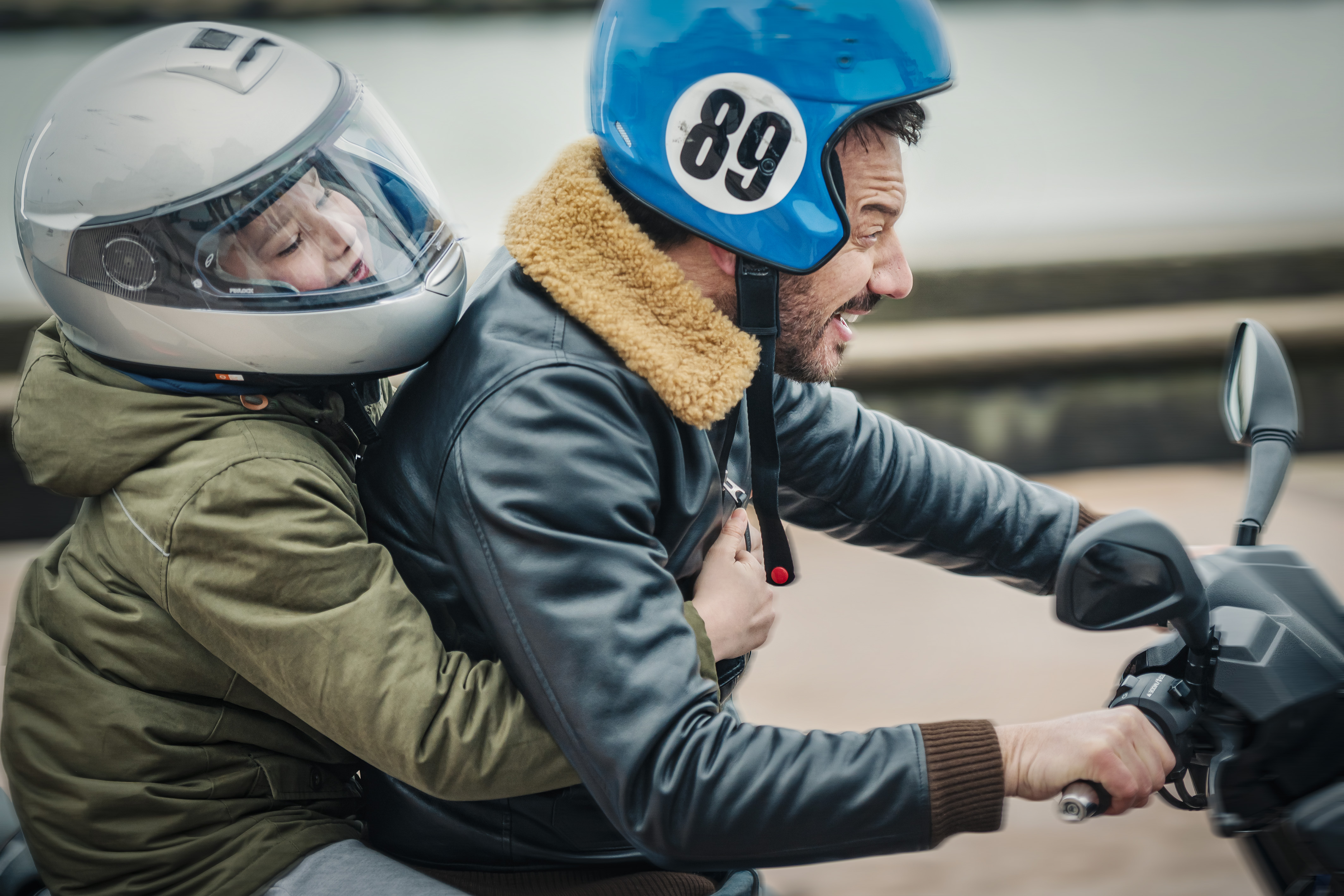 Photographe : Jérôme Prébois - photo de Samuel Le Bilan casqué dans le Téléfilm "T'en Fais Pas, J'suis là"