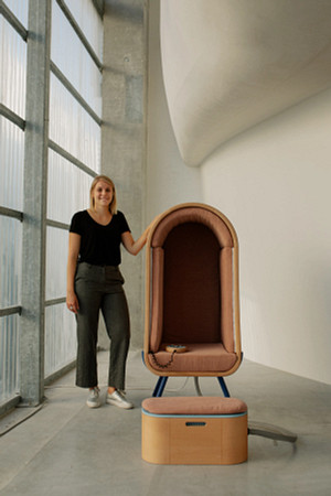 photo de la créatrice du fauteuil OTO avec le fauteuil OTO - Crédit@Coralie Monnet