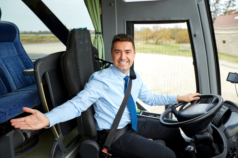 Chauffeur de bus accueillant ses passagers