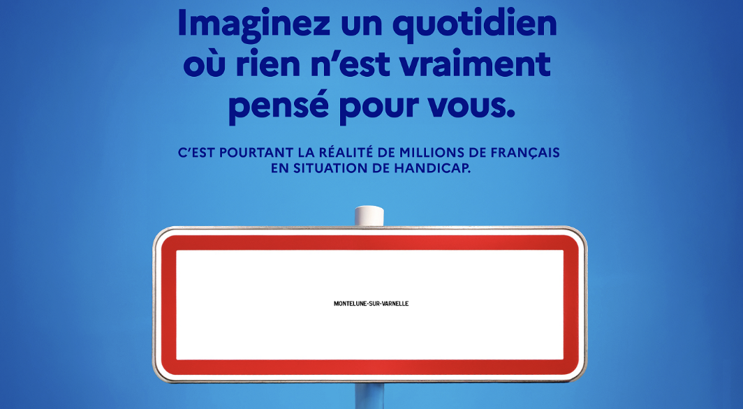 photo sisposant un panneau de signalisation vière avec au dessus la mention "Imaginez un quotidien où rien n'est vraiment pensé pour vous" : Souce image info.gouv.fr