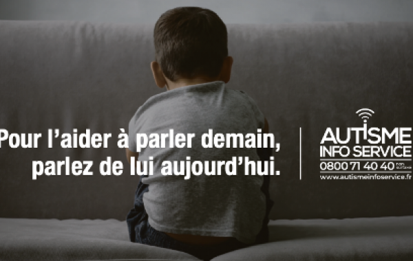 visuel d'un enfant de dos avec le logo d'Autisme Info Service