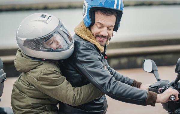 Photographe : Jérôme Prébois - photo de Samuel Le Bihan casqué dans le téléfilm "T'en Fais Pas, J'suis là"