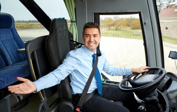 Chauffeur de bus accueillant ses passagers