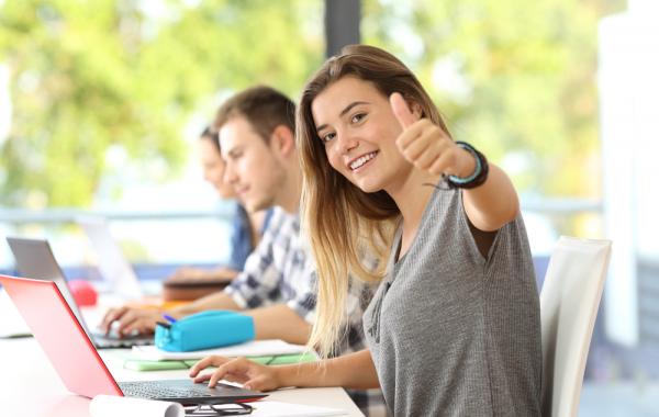 Jeune fille en formation devant son ordinateur