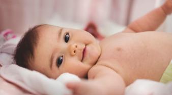 Bébé brun allongé sur le dos