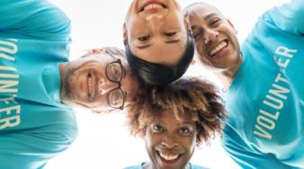 Quatre personne sont réunies par leurs têtes qui se touchent au centre