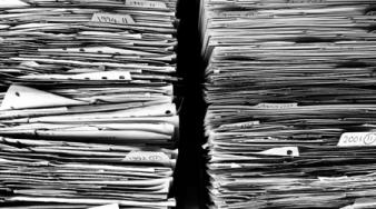 deux grosses piles de papiers présentées côte à côte
