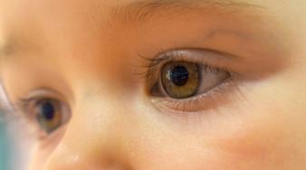 Gros plan sur haut d'un visage d'un très jeune enfant