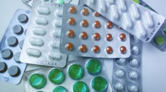 différentes plaquettes de médicaments de differentes couleurs