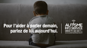 visuel d'un enfant de dos avec le logo d'Autisme Info Service
