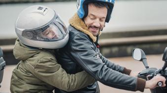 Photographe : Jérôme Prébois - photo de Samuel Le Bihan casqué dans le téléfilm "T'en Fais Pas, J'suis là"