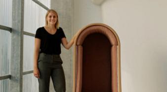 photo de la créatrice du fauteuil OTO avec le fauteuil OTO - Crédit@Coralie Monnet