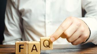 image de 3 blocs de bois faisant figurer les lettre F - A  - Q