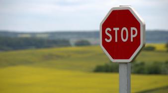 photo representant un panneau Stop de Pexels Pixabay