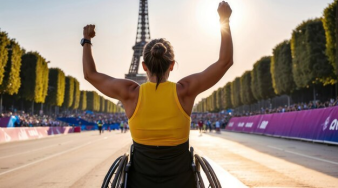 Photo générée par IA : femme sportive de dos sur un fauteuil ouvrant les bras en grand avec la tour Eiffel dans le font