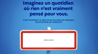 photo sisposant un panneau de signalisation vière avec au dessus la mention "Imaginez un quotidien où rien n'est vraiment pensé pour vous" : Souce image info.gouv.fr