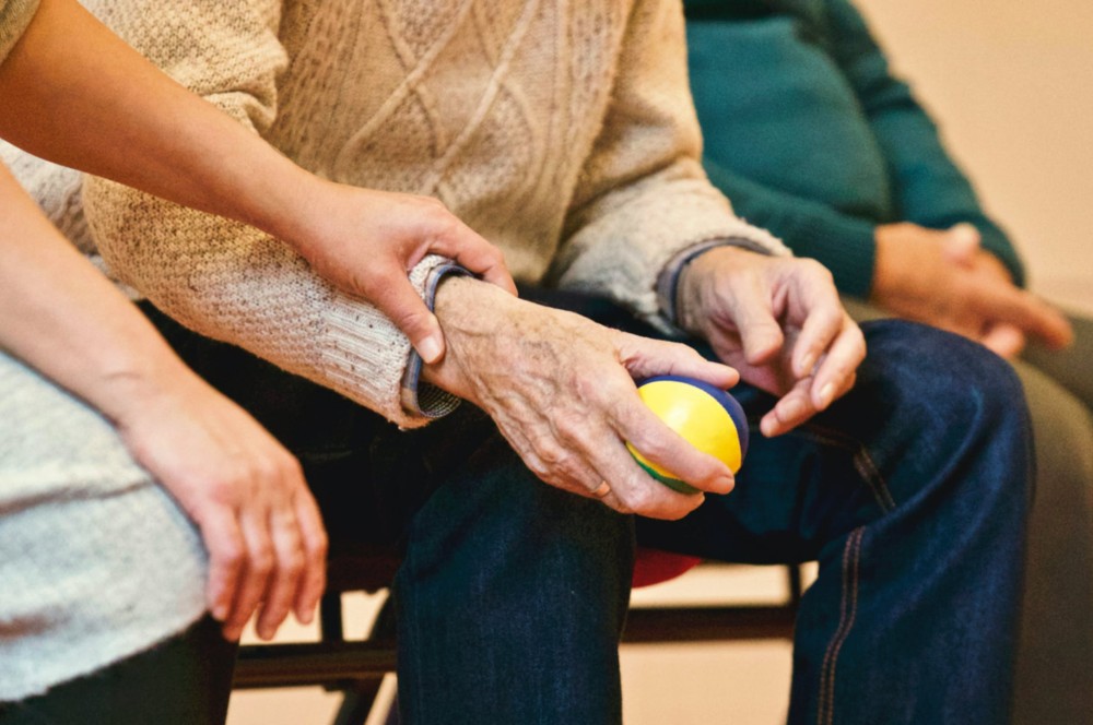 Senior autiste Senior autiste faisant des exercices de mobilité