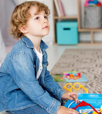 Enfant jouant avec des jouets